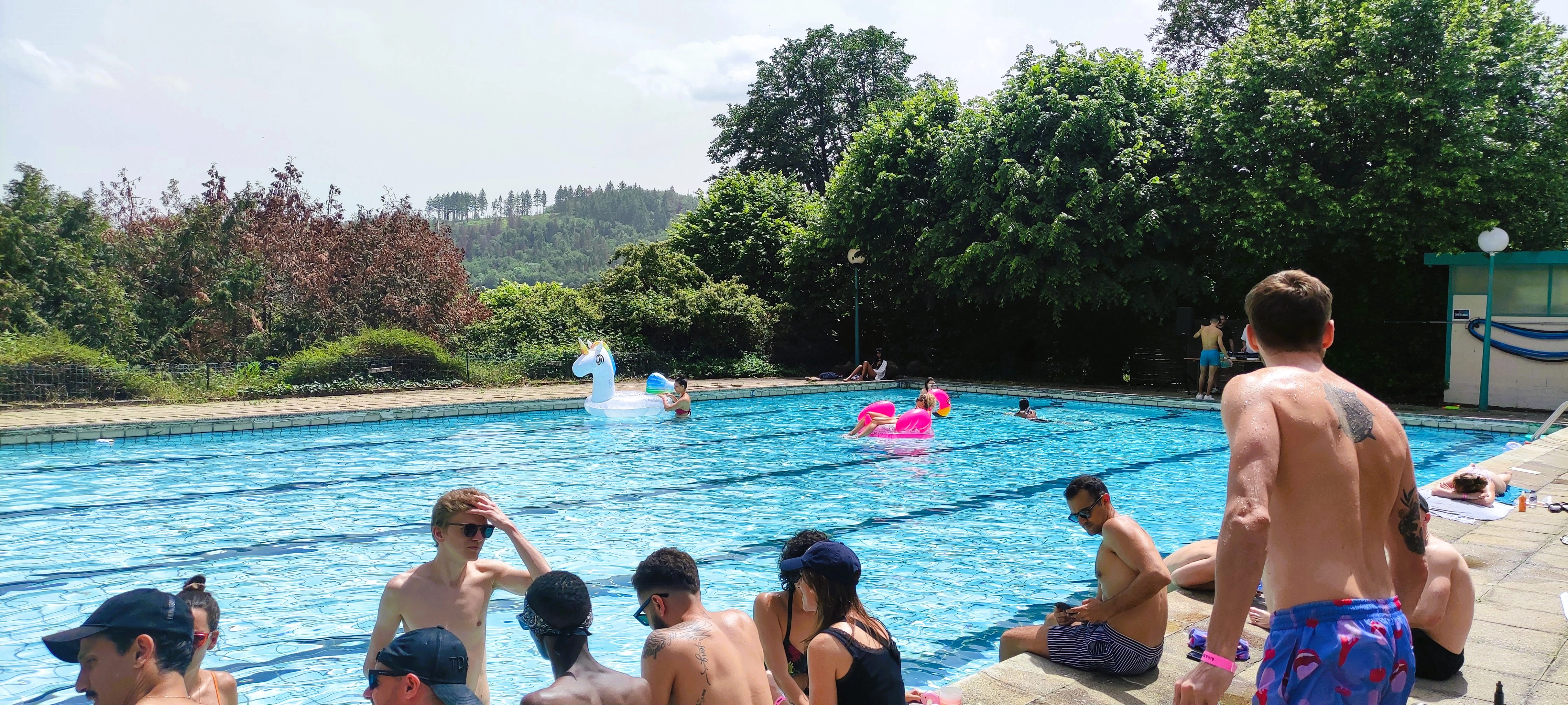 Public profitant de l'ambiance immersive du Back to the Party IV