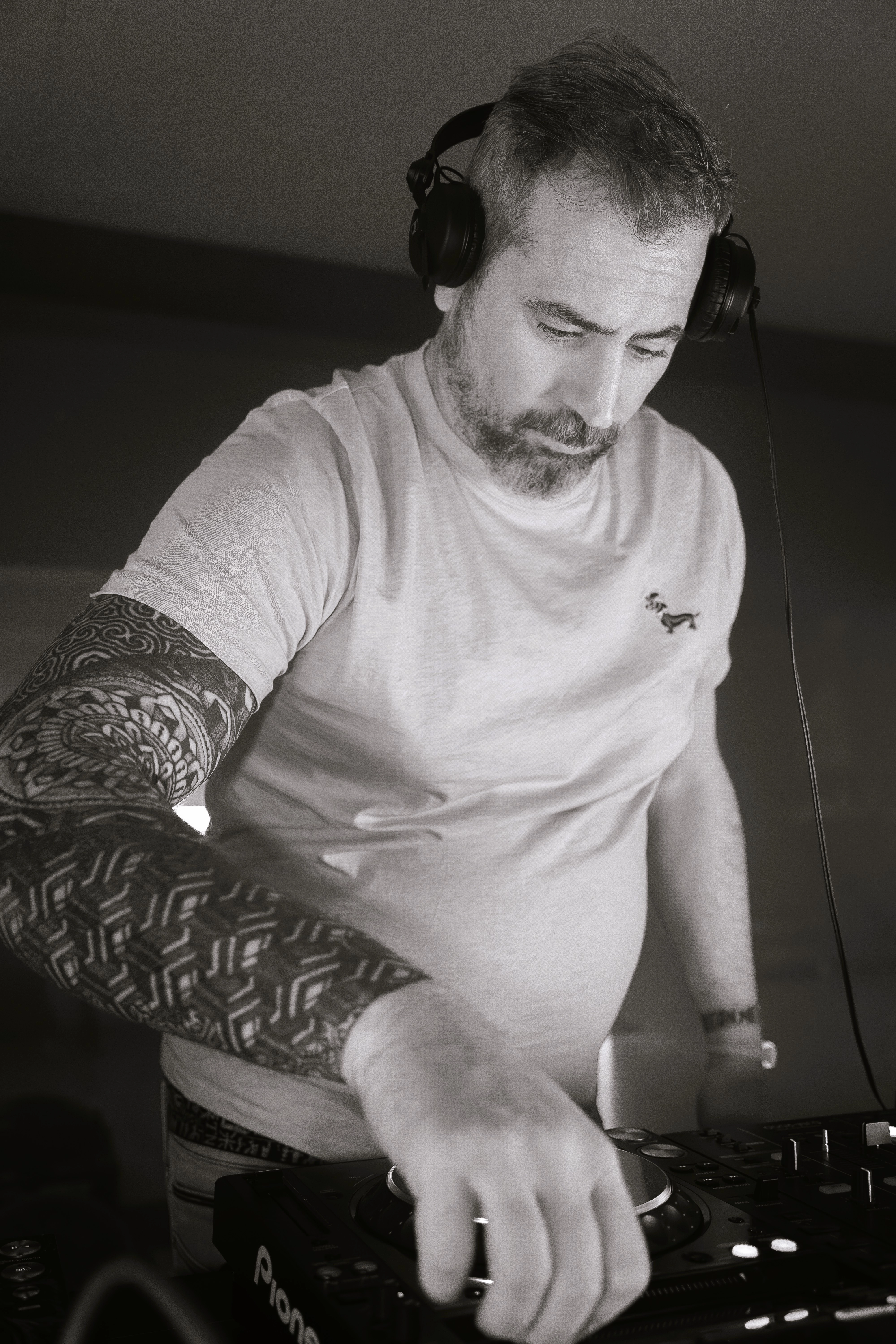 Moments conviviaux et échanges entre invités du réveillon