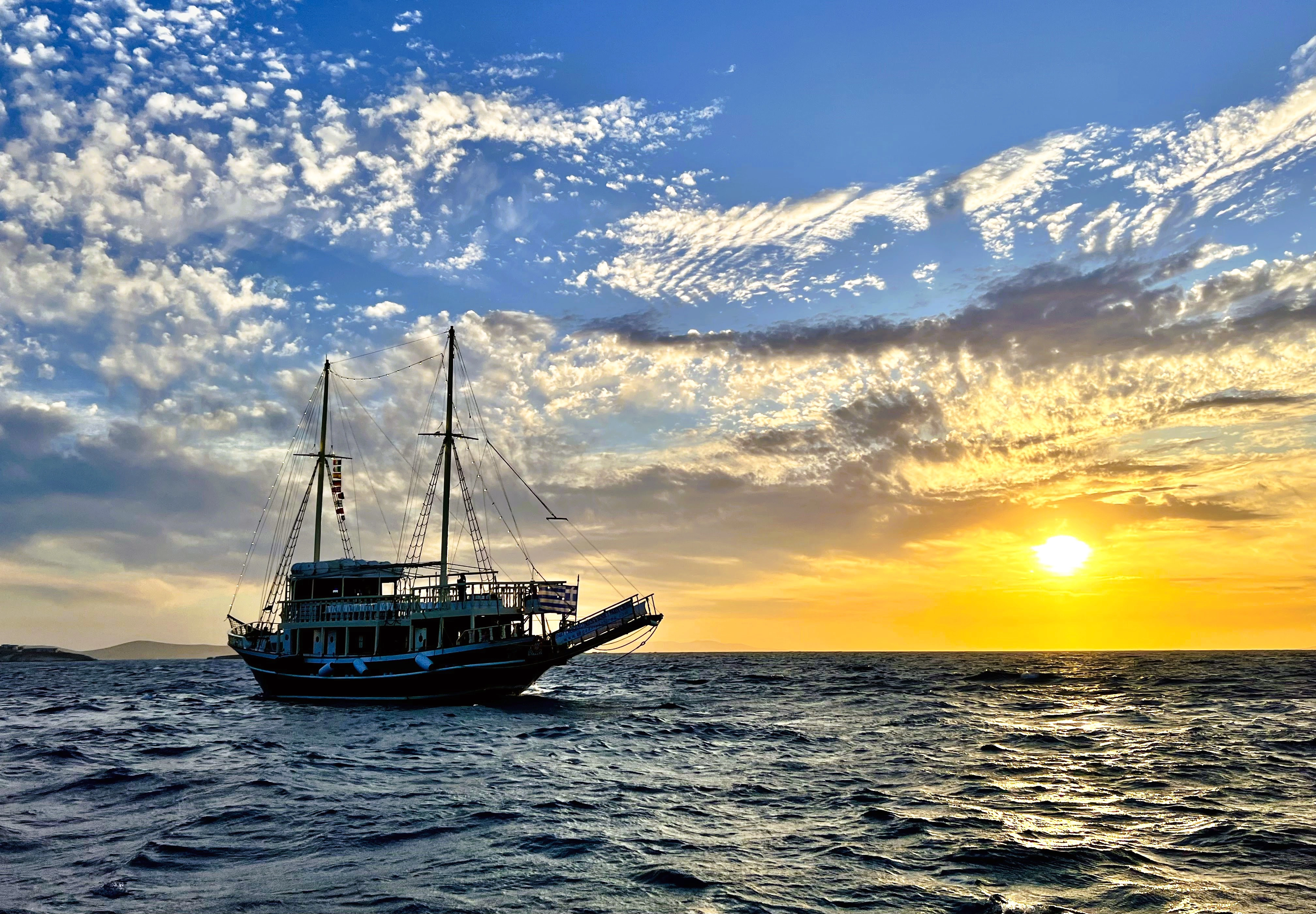 Groupe d'amis célébrant l'enterrement de vie de garçon de JMO à Mykonos