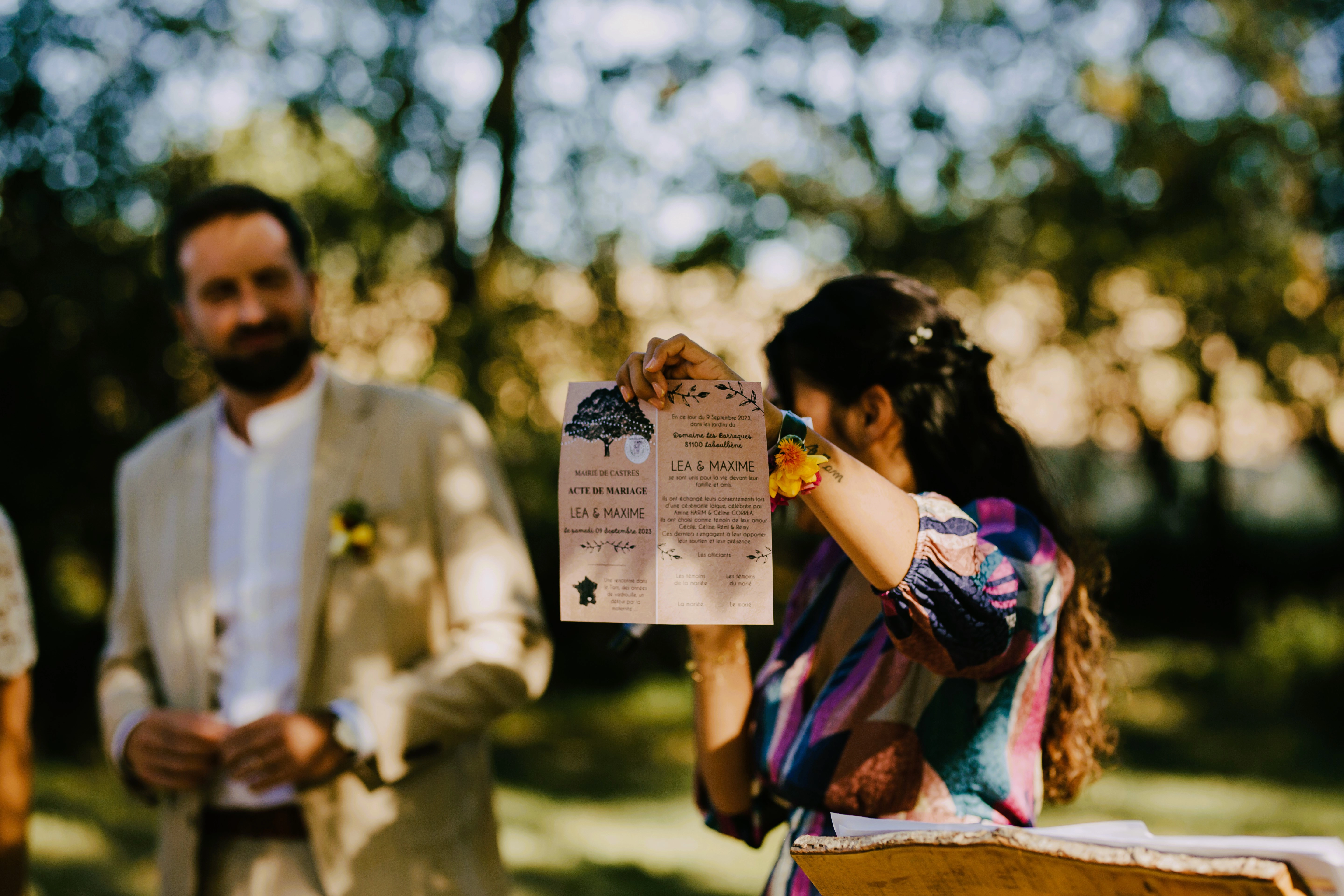 Invités attentifs à la cérémonie laïque