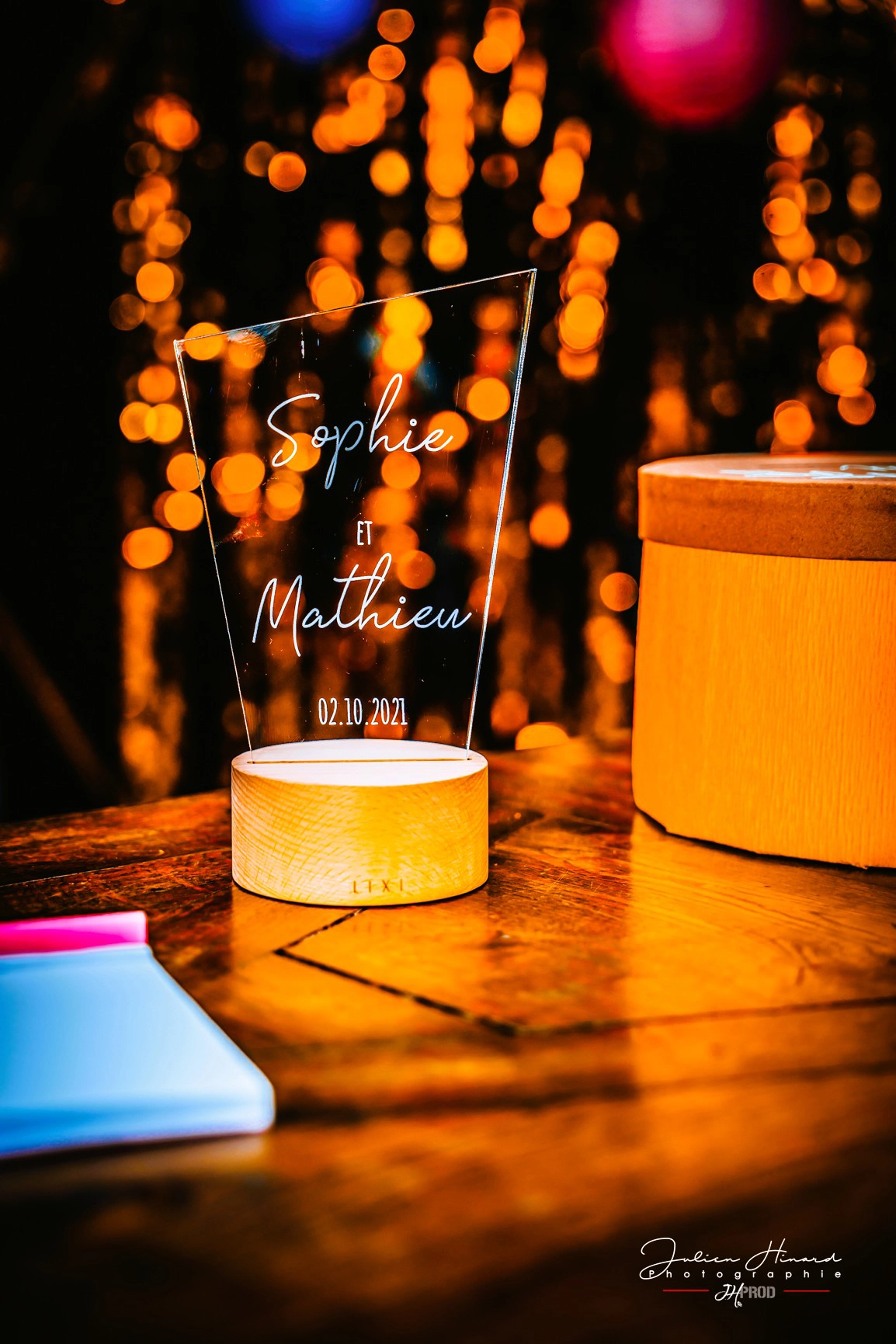 Cérémonie laïque en extérieur avec rubans colorés pour Sophie et Mathieu