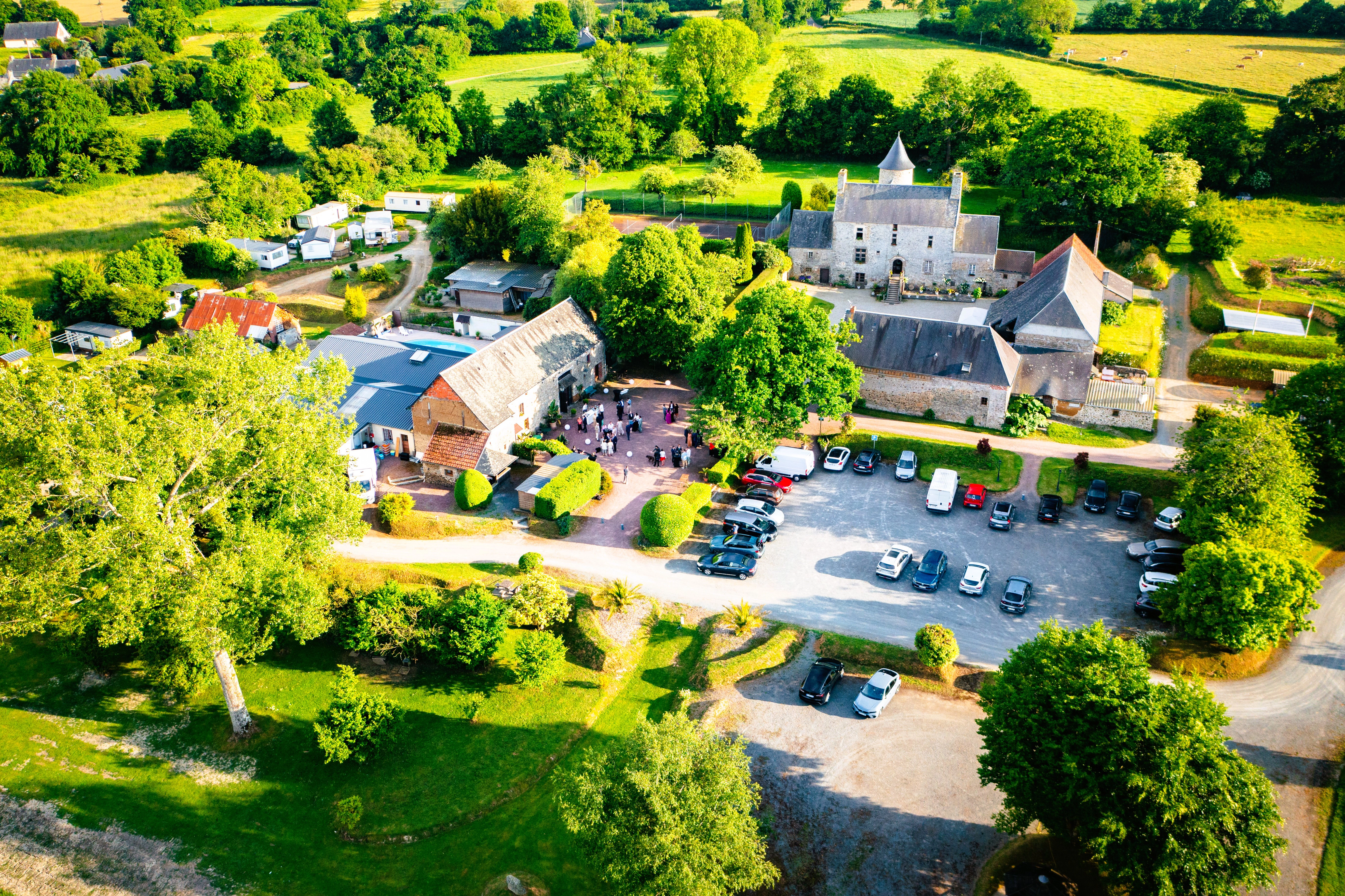 Mariés Sophie et Mathieu avec invités autour du rituel des rubans