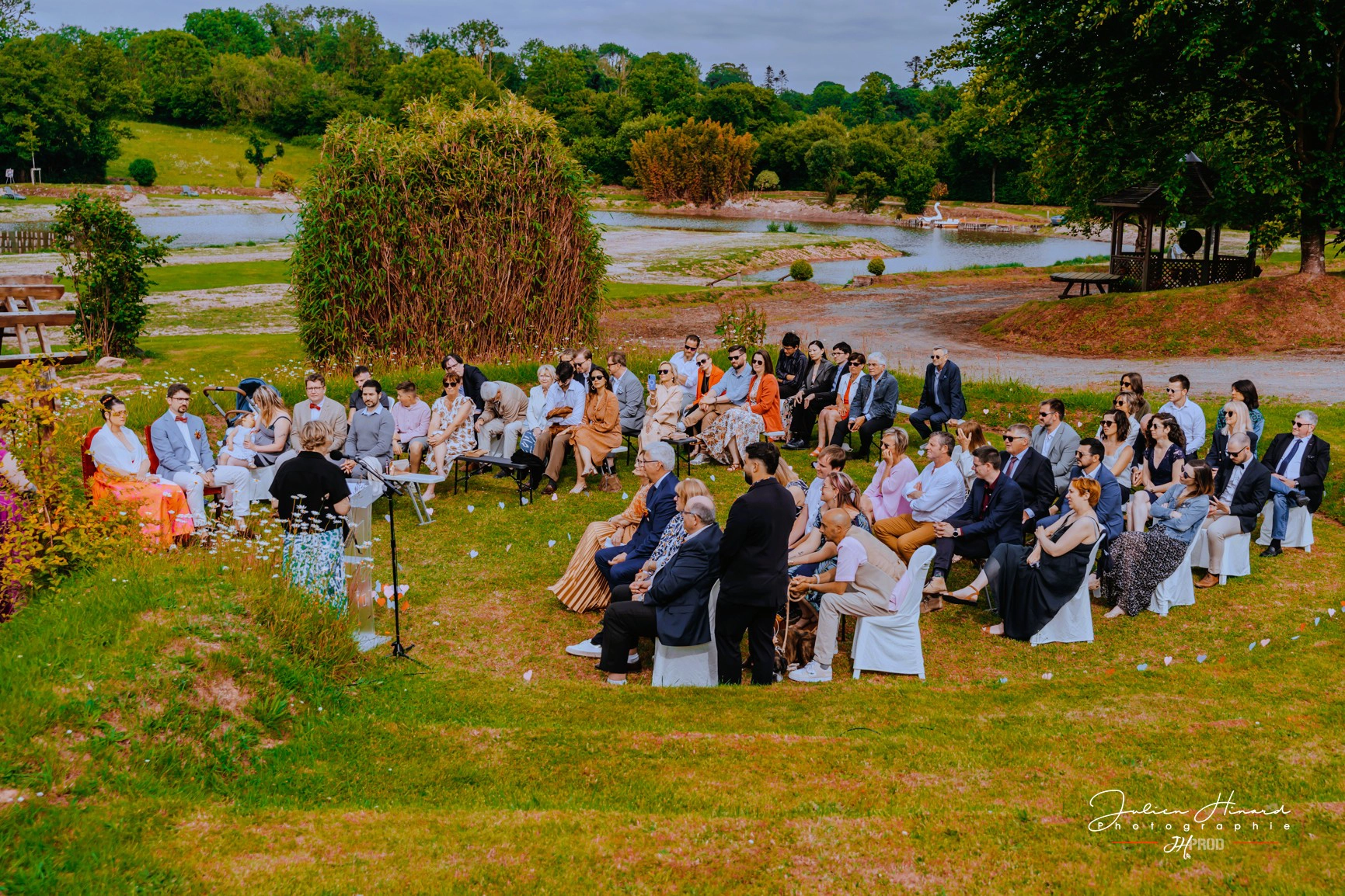 Détails des alliances et accessoires du mariage de Sophie et Mathieu