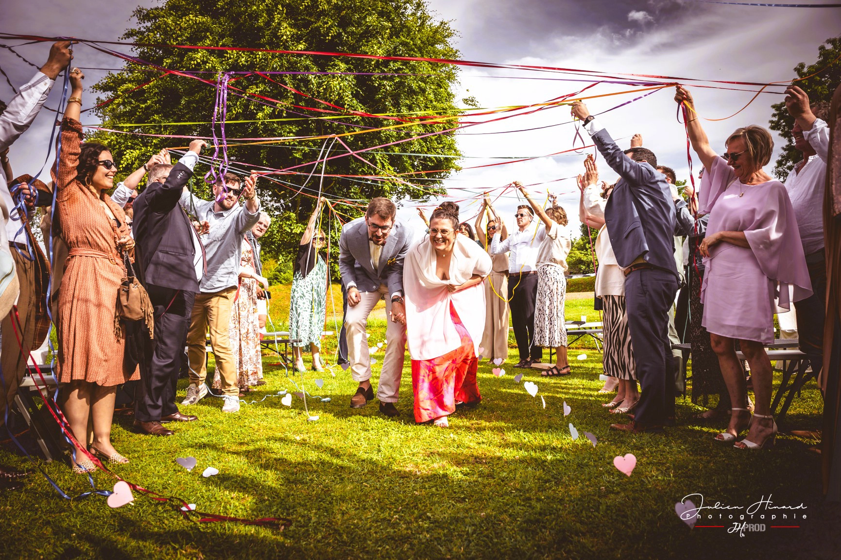 Invités célébrant le mariage de Sophie et Mathieu avec joie